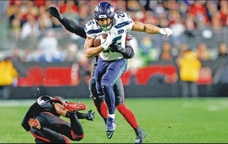 Zach Charbonnet anotó con un acarreo de 27 yardas en el primer cuarto del encuentro en la victoria de Seattle. AFP