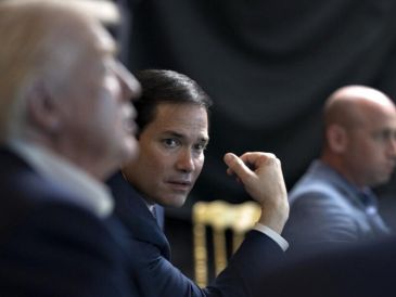 Bajo el argumento de combatir el narcotráfico desde Venezuela, Trump ordenó desde finales de agosto pasado un enorme despliegue militar en el Caribe. EFE/EPA/Casa Blanca