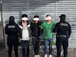 Los detenidos, identificados como Jesús ‘N’, Miguel ‘N’ y Ángel ‘N’ de 23, 24 y 42 años de edad, respectivamente, fueron puestos a disposición de un agente de la Fiscalía General de la República. ESPECIAL/Policía de Jalisco
