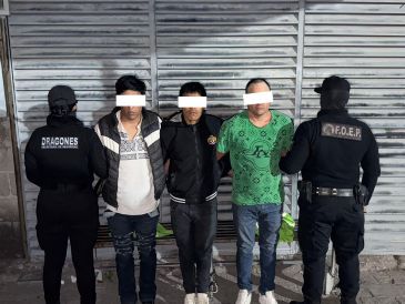 Los detenidos, identificados como Jesús ‘N’, Miguel ‘N’ y Ángel ‘N’ de 23, 24 y 42 años de edad, respectivamente, fueron puestos a disposición de un agente de la Fiscalía General de la República. ESPECIAL/Policía de Jalisco