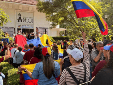 Entre aplausos y al ritmo de la canción "Venezuela", también exigieron una transición política pacífica al mostrar su apoyo a los políticos Edmundo González Urrutia y María Corina Machado. SUN / S. MERCADO