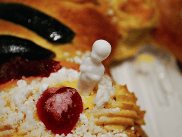 Estos pequeños muñecos blancos están hechos de polipropileno, también conocido como plástico No. 5. GOBIERNO DE MÉXICO