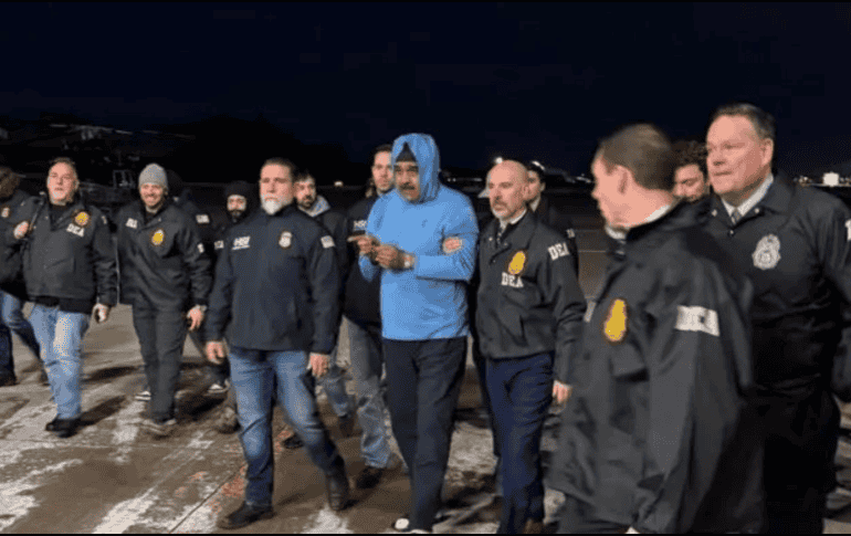 En declaraciones ofrecidas a la prensa este sábado, el presidente Trump indicó que Maduro y Flores se encontraban a bordo de un barco con destino a Nueva York, donde “pronto se enfrentarán a todo el poder de la justicia estadounidense”. EFE/Rastreo de Redes