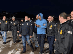 En declaraciones ofrecidas a la prensa este sábado, el presidente Trump indicó que Maduro y Flores se encontraban a bordo de un barco con destino a Nueva York, donde “pronto se enfrentarán a todo el poder de la justicia estadounidense”. EFE/Rastreo de Redes