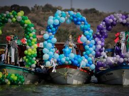 El recorrido emblemático, en el que las imágenes de los Santos Reyes se trasladan desde la parroquia hacia la laguna y de regreso. EL INFORMADOR / ARCHIVO