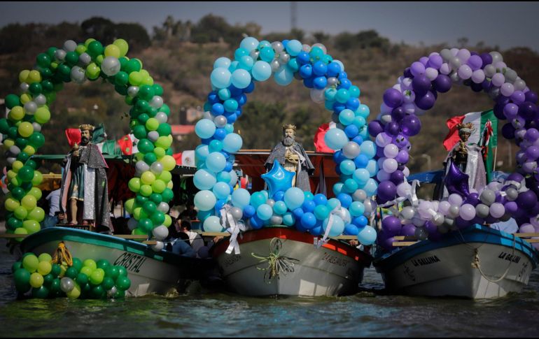 El recorrido emblemático, en el que las imágenes de los Santos Reyes se trasladan desde la parroquia hacia la laguna y de regreso. EL INFORMADOR / ARCHIVO