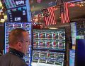 Al toque de campana, el Dow Jones subió un 1.23 % o 594 puntos, hasta 48.977; el S&P 500 avanzó un 0.64 %, hasta 6.845 unidades, y el tecnológico Nasdaq progresó un 0.69 %, hasta 23.395 enteros. EFE / S. Yenesel