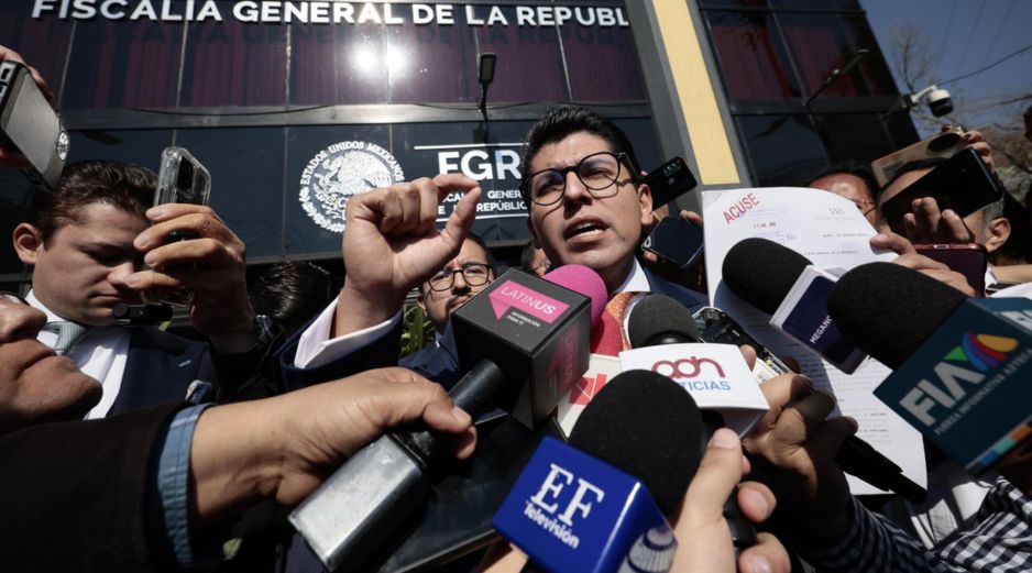 El abogado de la firma Vega Mac Gregor Arellano, Adrián Arellano, habla con periodistas frente a la Fiscalía General de la República este lunes, en Ciudad de México. EFE/J. Méndez