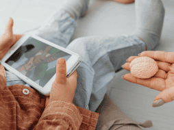 Si se modera el uso continuo y hay un acompañamiento adulto que regule los horarios y contenidos, se puede evitar las consecuencias negativas. CANVA