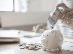 Paga tus deudas para evitar que estas se incrementen y no obstruyan tu meta de ahorro. CANVA