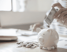 Paga tus deudas para evitar que estas se incrementen y no obstruyan tu meta de ahorro. CANVA