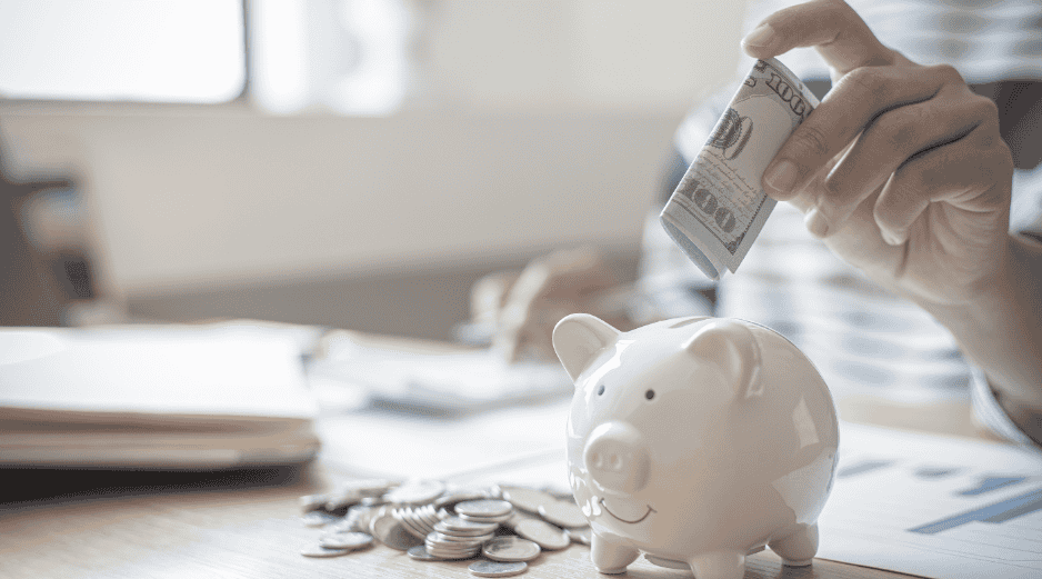 Paga tus deudas para evitar que estas se incrementen y no obstruyan tu meta de ahorro. CANVA