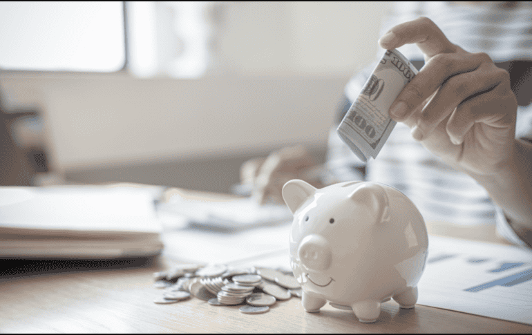 Paga tus deudas para evitar que estas se incrementen y no obstruyan tu meta de ahorro. CANVA