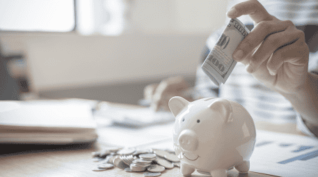 Paga tus deudas para evitar que estas se incrementen y no obstruyan tu meta de ahorro. CANVA