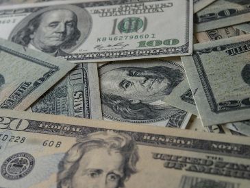 El billete verde registra una caída semanal de 0.35%, mientras que en la comparación anual mantiene un retroceso acumulado de 13.63%. FREEPIK