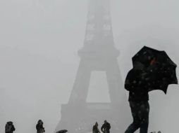 París despertó este martes con un manto de nieve sobre sus famosos tejados y sitios emblemáticos. EFE / ARCHIVO