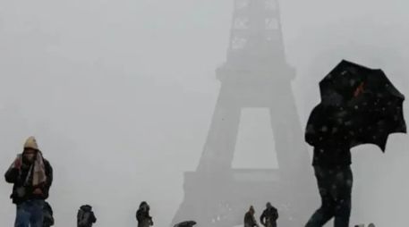 París despertó este martes con un manto de nieve sobre sus famosos tejados y sitios emblemáticos. EFE / ARCHIVO