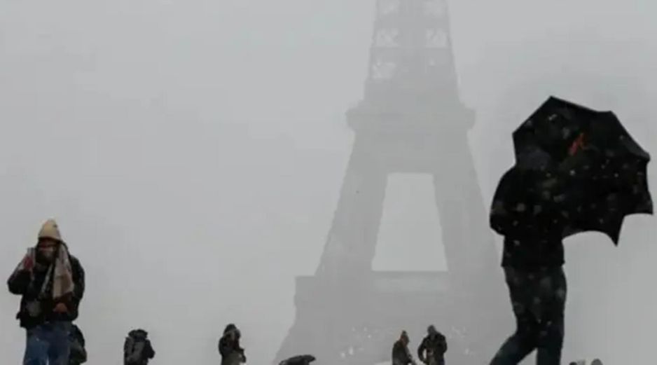 París despertó este martes con un manto de nieve sobre sus famosos tejados y sitios emblemáticos. EFE / ARCHIVO