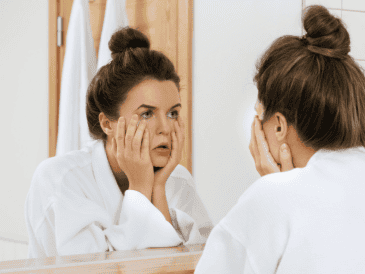 Estos problemas de descanso, a su vez, pueden intensificar otros síntomas como el cansancio y los cambios emocionales. CANVA