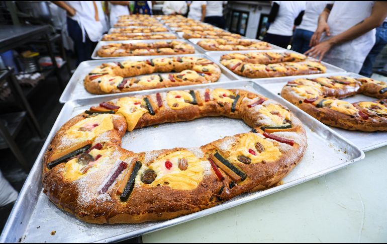 En Santa Teresita, una panadería con más de 40 años sigue atrayendo clientes que valoran la preparación artesanal de la Rosca de Reyes. EL INFORMADOR/J. Acosta