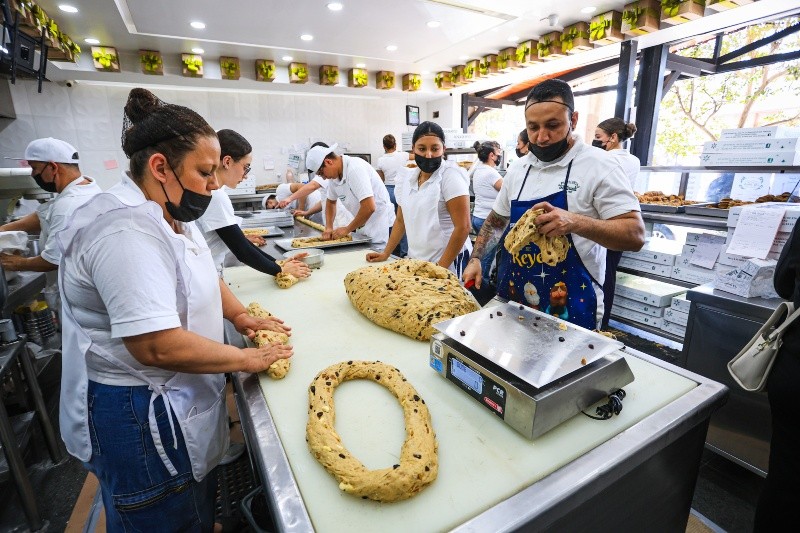 Muchas familias prefieren comprar la Rosca de Reyes en panaderías tradicionales por su sabor y autenticidad. EL INFORMADOR/J. Acosta&nbsp;