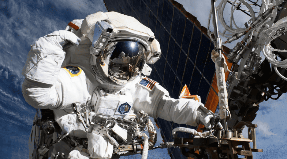 Los astronautas de la NASA Mike Fincke y Zena Cardman saldrán de la esclusa Quest de la estación. NASA