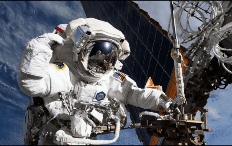 Los astronautas de la NASA Mike Fincke y Zena Cardman saldrán de la esclusa Quest de la estación. NASA