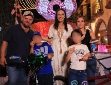 Laura Imelda Pérez Segura, recorrió la explanada, interactuando con las familias y expresando buenos deseos, destacó la relevancia de mantener vivas las tradiciones para fortalecer el tejido social del municipio. CORTESÍA