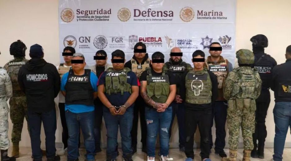 Durante la intervención, los presuntos delincuentes portaban chalecos tácticos con insignias de “La Barredora” y del CNG. ESPECIAL