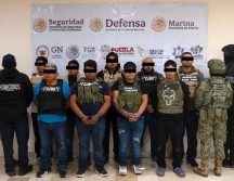 Durante la intervención, los presuntos delincuentes portaban chalecos tácticos con insignias de “La Barredora” y del CNG. ESPECIAL