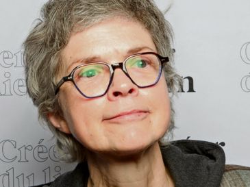 La poeta quebequense, combina versos y artilugios visuales para explorar la oscuridad y claridad del lenguaje humano. ESPECIAL