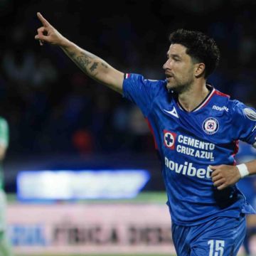 El uruguayo ganó un título de Liga MX, la Copa de Campeones de la Concacaf y dos Campeón de Campeones con los cementeros. SUN/