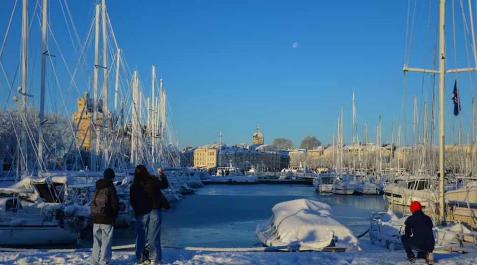El servicio meteorológico nacional de Francia, Meteo France, indicó que grandes partes del norte y oeste de Francia, incluida la región de París, estaban en alerta por nieve y hielo negro. AFP/ ARCHIVO