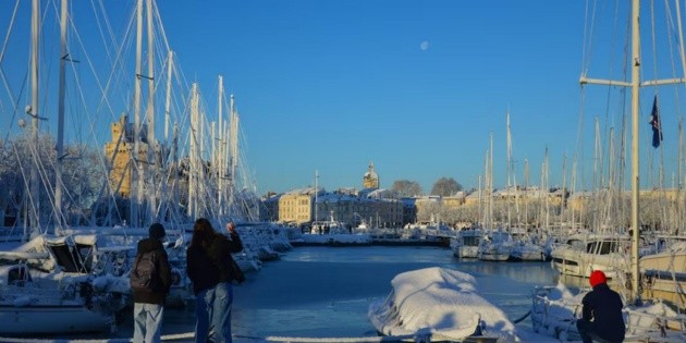Europa: Nieve y hielo paralizan vuelos y bloquean carreteras