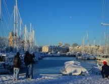 El servicio meteorológico nacional de Francia, Meteo France, indicó que grandes partes del norte y oeste de Francia, incluida la región de París, estaban en alerta por nieve y hielo negro. AFP/ ARCHIVO