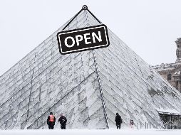 Pese a las condiciones climáticas, el Louvre volvió a abrir sus puertas el día de hoy. EFE / EPA / Teresa Suarez