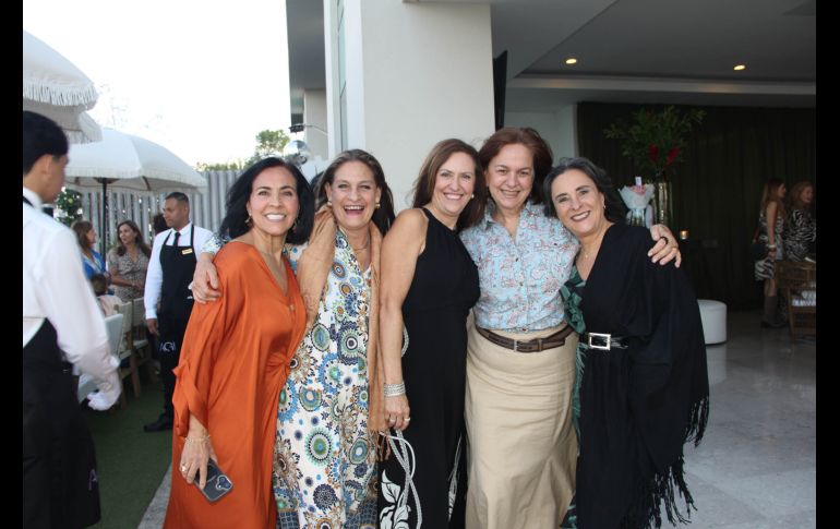 Ana Escárcega, Cristina González, Gina Ochoa, Tere Ampudia y Pilar Vázquez. GENTE BIEN JALISCO