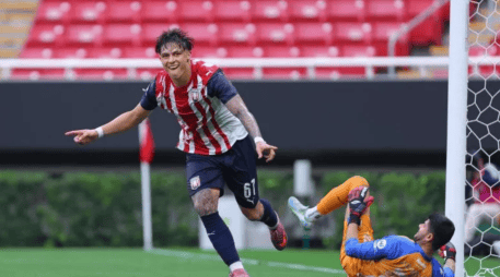Su estreno en el futbol profesional se dio en el Torneo Clausura 2024, cuando fue alineado como titular en el duelo frente a los Bravos de Juárez.  IMAGO7