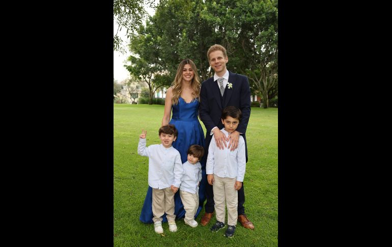 Lucy Parra, Nathaniel Foster con James, Tom y Jack Foster. GENTE BIEN JALISCO / Revista del 9 de enero 2026