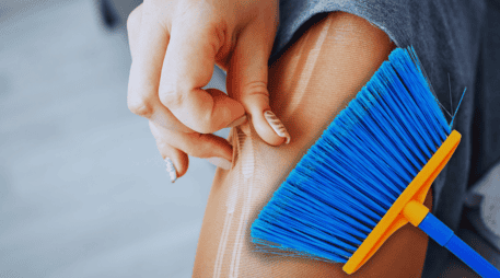 Gracias a su electricidad estática, las medias pueden atraer polvo, pelusas e incluso pelos de mascotas con facilidad. ESPECIAL / CANVA