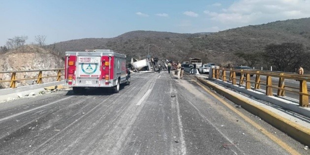 Accidente en autopista a Colima deja 5 lesionados