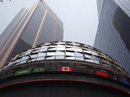 En la jornada, el peso mexicano no registró variación porcentual ante el dólar, al cotizar en 17.97 unidades por billete verde, mismo nivel que en la jornada anterior, según datos del Banco de México. EFE / ARCHIVO