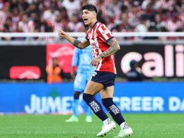 Aunque la directiva de Chivas continúa trabajando para encontrarle acomodo en otro equipo, el principal obstáculo sigue siendo el elevado salario que percibe el futbolista. IMAGO7