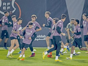 El último entrenamiento de los merengues previo al enfrentamiento en Arabia Saudita. EFE/K. Forsterling