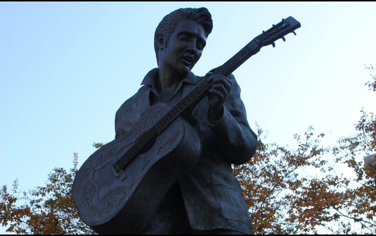 Elvis Presley es recordado por éxitos musicales como Burning Love y Can't Help Falling in Love. Unsplash