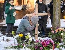 Una mujer ora en un monumento improvisado en el lugar en el que una mujer fue asesinada a tiros por un agente de Inmigración y Control de Aduanas (ICE) en Minneapolis, Minnesota. EFE / EPA / CRAIG LASSIG