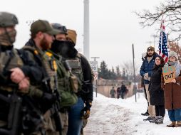La indignación por la muerte de una manifestante llevó a cientos de personas a protestar frente a oficinas federales. EFE/ A. Colmenares