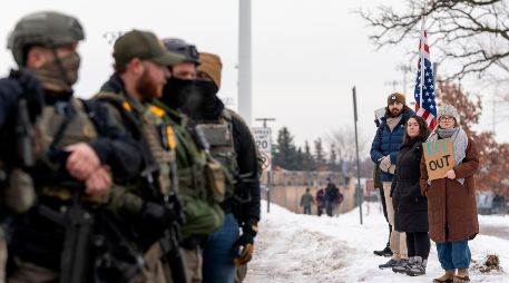 La indignación por la muerte de una manifestante llevó a cientos de personas a protestar frente a oficinas federales. EFE/ A. Colmenares