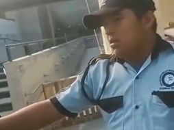 El elemento de seguridad impidió el paso, lo que causó reclamos y empujones de los derechohabientes; mientras uno de ellos lo grababa con un celular y se quejaba por la actitud, el trabajador del Seguro Social le dio un manotazo al celular. ESPECIAL