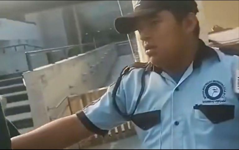 El elemento de seguridad impidió el paso, lo que causó reclamos y empujones de los derechohabientes; mientras uno de ellos lo grababa con un celular y se quejaba por la actitud, el trabajador del Seguro Social le dio un manotazo al celular. ESPECIAL